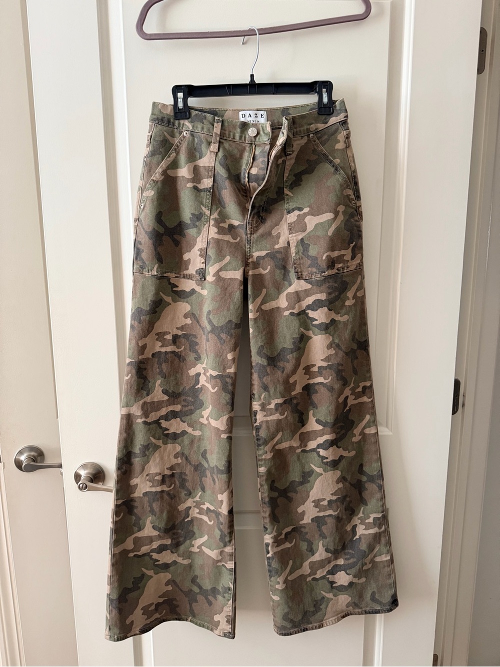 DAZE Camo Wide-Leg Jeans in Green Camo NEVER WORN